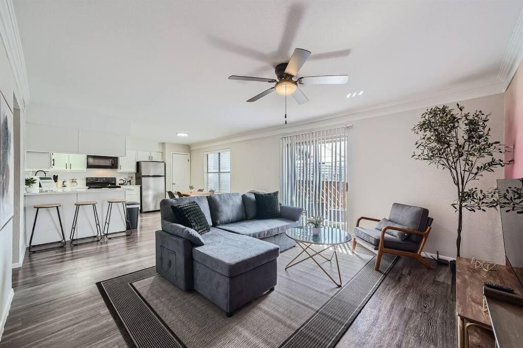 Your Modern 2b Getaway - W/d, Pool, Prkg - 10min To Dtwn Apartment *