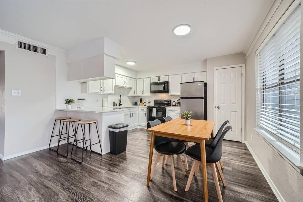 Apartment Your Modern 2b Getaway - W/d, Pool, Prkg - 10min To Dtwn Austin