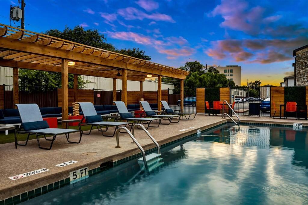 Your Modern 2b Getaway - W/d, Pool, Prkg - 10min To Dtwn *