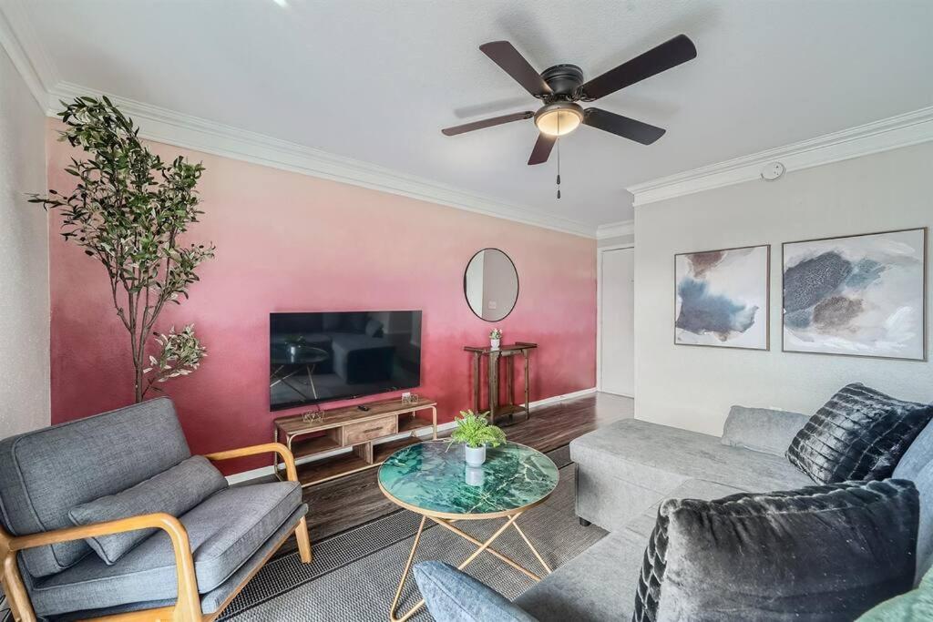 Apartment Your Modern 2b Getaway - W/d, Pool, Prkg - 10min To Dtwn