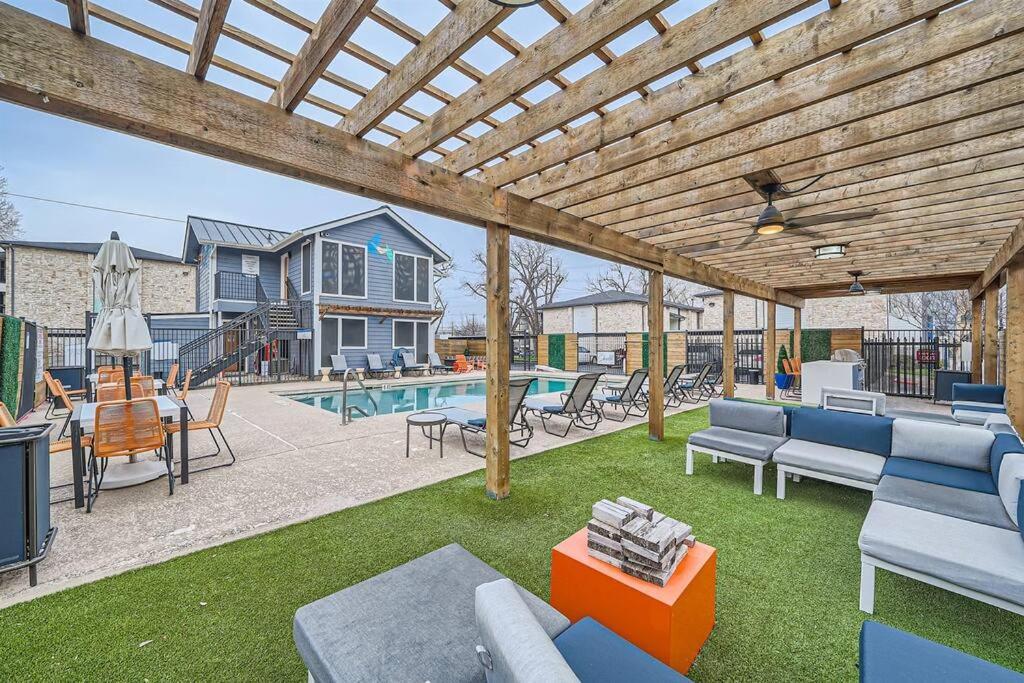 Your Modern 2b Getaway - W/d, Pool, Prkg - 10min To Dtwn Apartment *