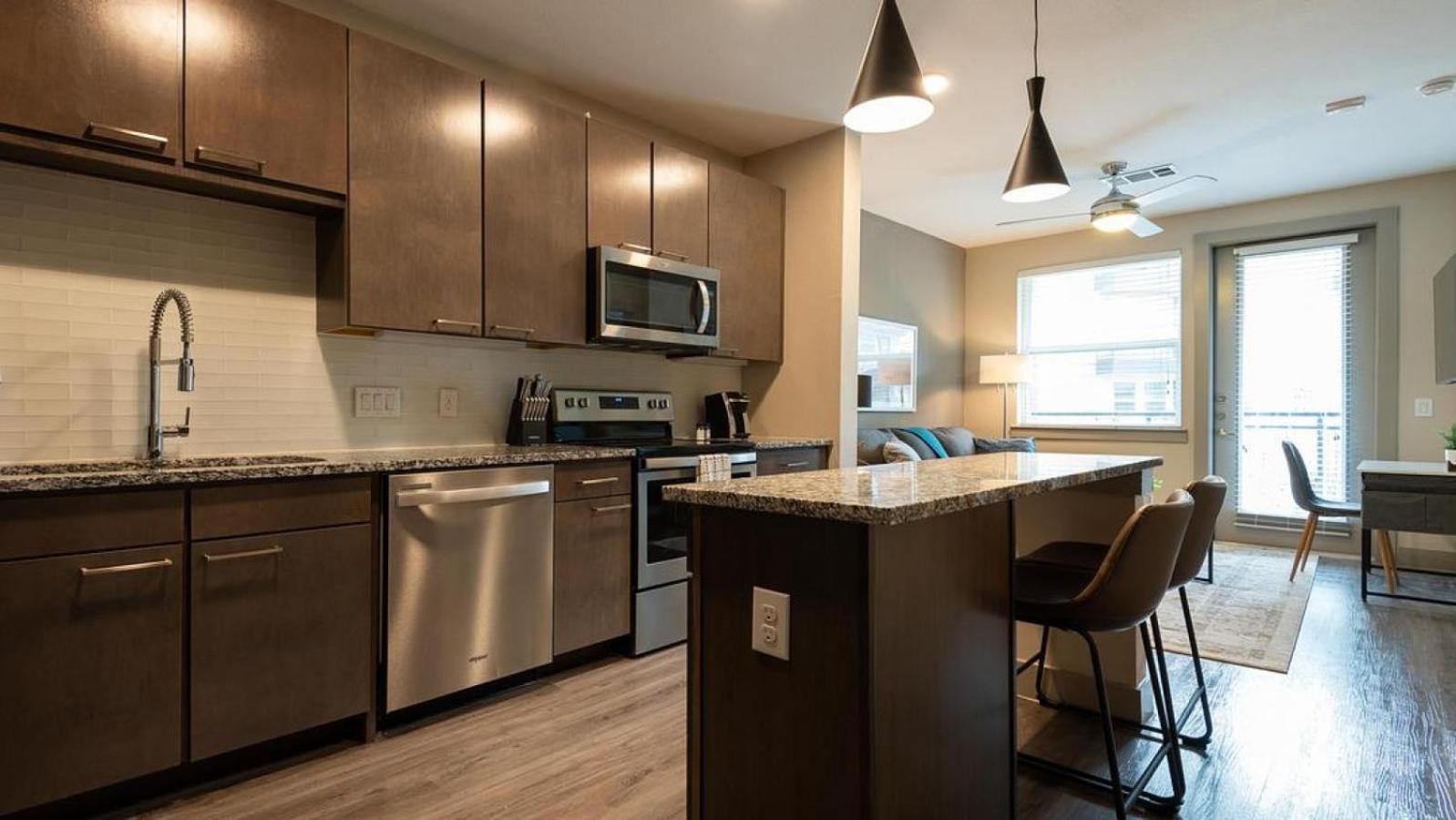 Apartment Landing Modern With Amazing Amenities Austin