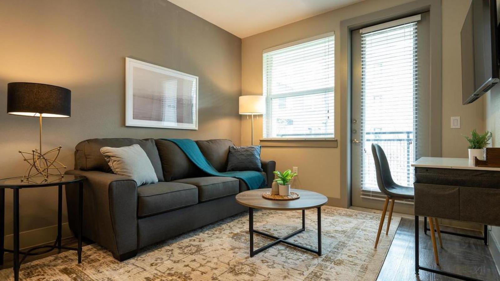 Apartment Landing Modern With Amazing Amenities *