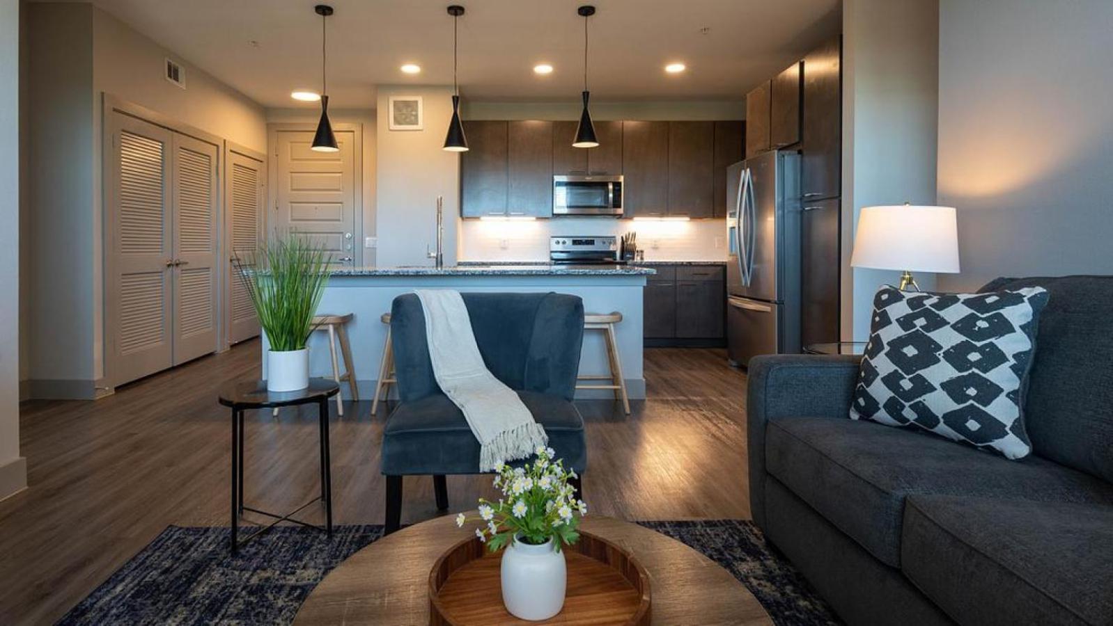 Apartment Landing Modern With Amazing Amenities Austin