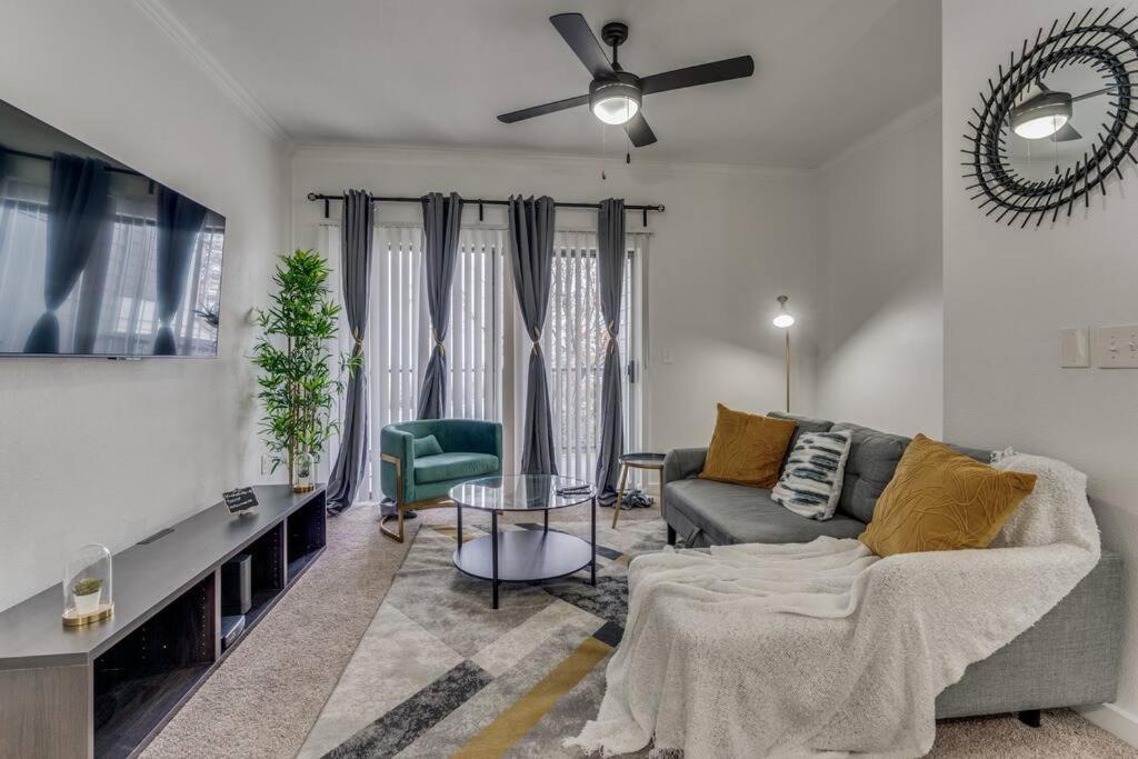 Apartment Luxurious 2br+resort Style Pool_5 Min To Domain