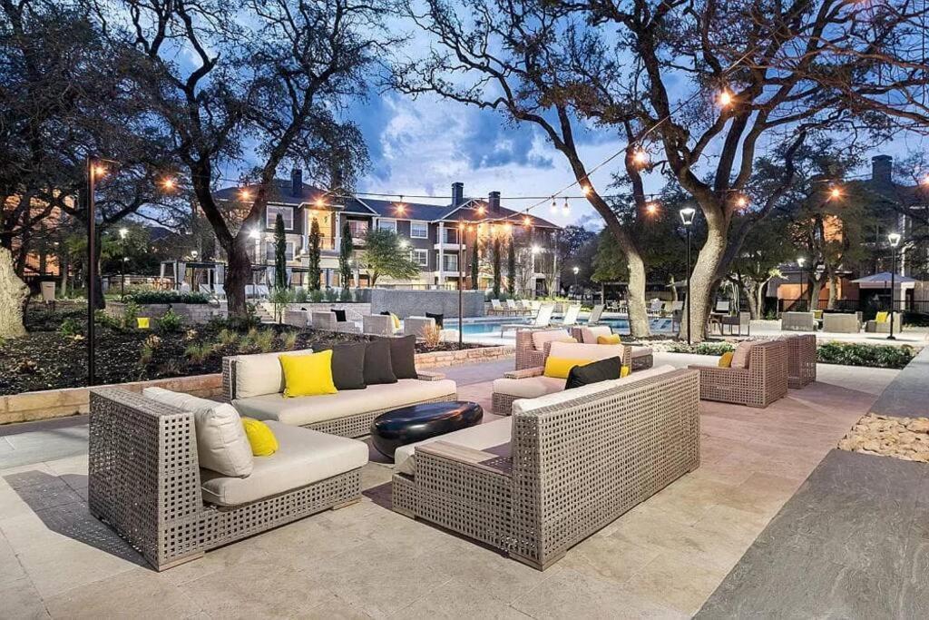 Luxurious 2br+resort Style Pool_5 Min To Domain Apartment
