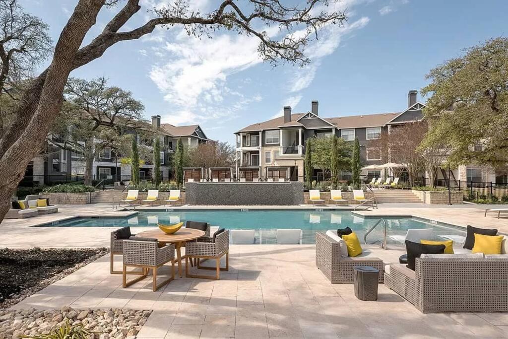 Apartment Luxurious 2br+resort Style Pool_5 Min To Domain