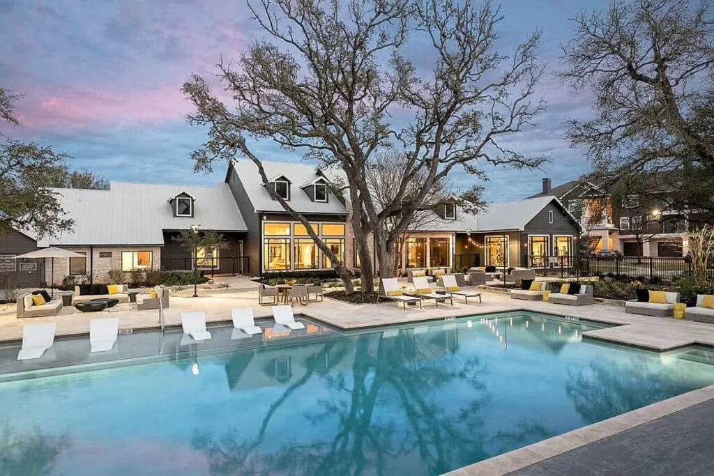 Luxurious 2br+resort Style Pool_5 Min To Domain Apartment