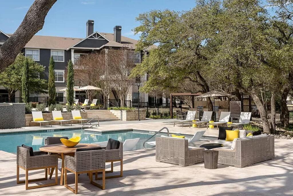 Apartment Luxurious 2br+resort Style Pool_5 Min To Domain *