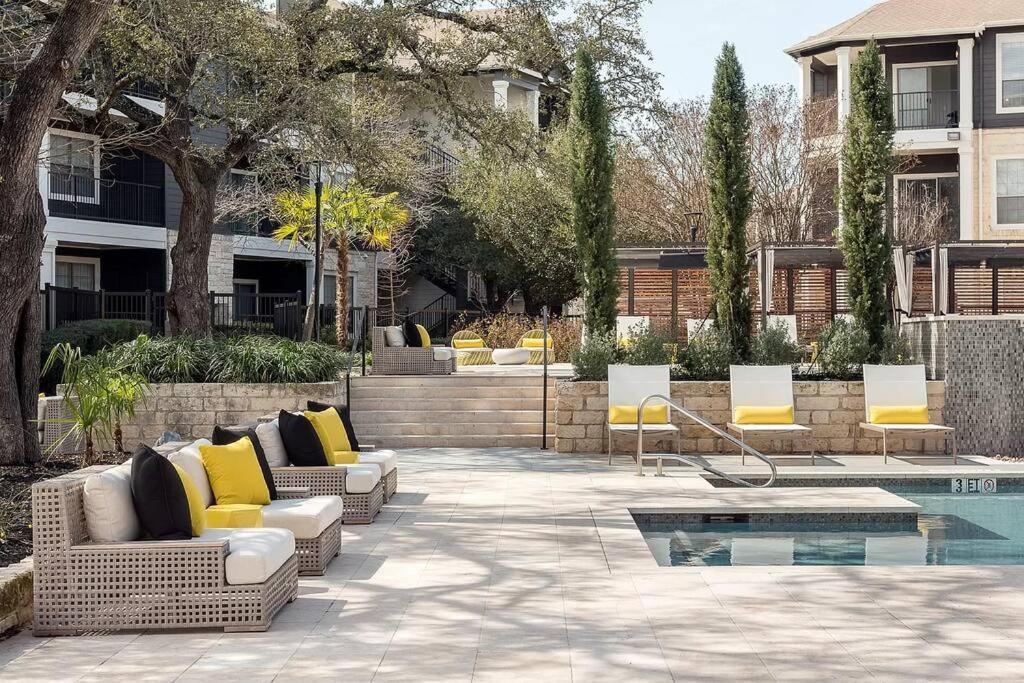 Luxurious 2br+resort Style Pool_5 Min To Domain Apartment *