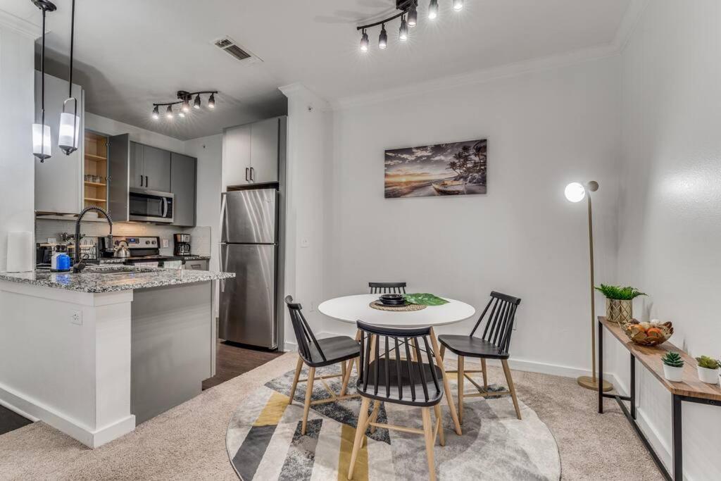 Apartment Luxurious 2br+resort Style Pool_5 Min To Domain
