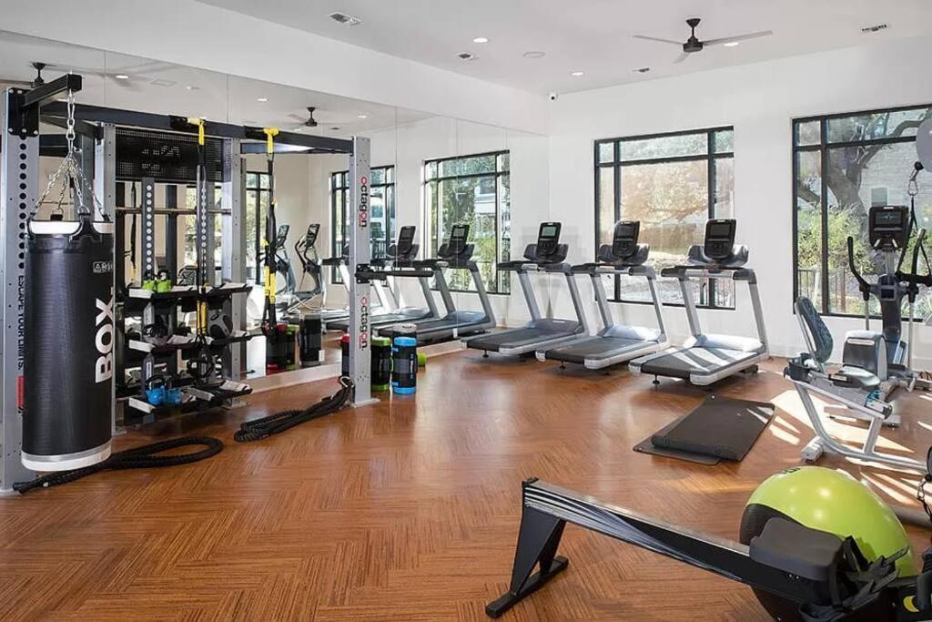 Apartment Luxurious 2br+resort Style Pool_5 Min To Domain *