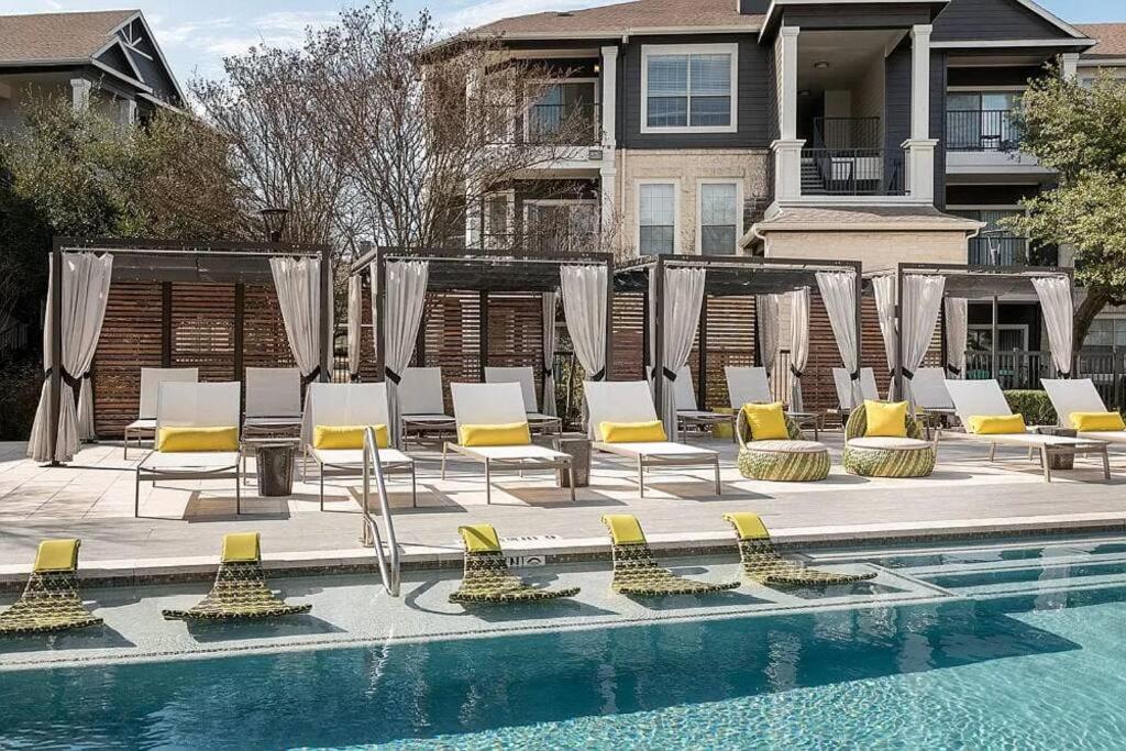 Apartment Luxurious 2br+resort Style Pool_5 Min To Domain
