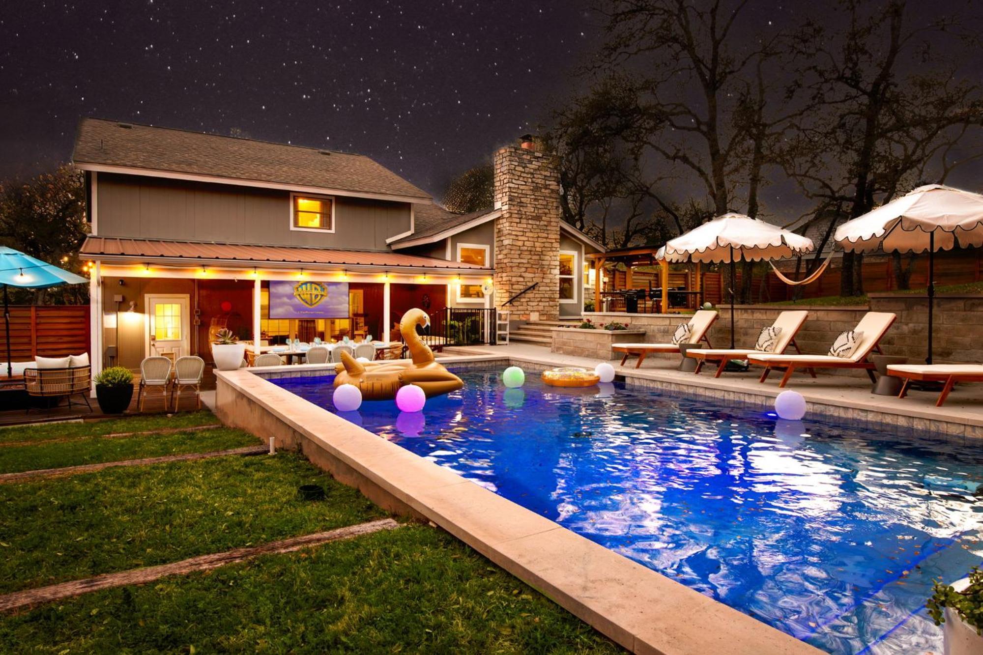 Lux 5br Gem With Heated Pool, Spa, And Outdoor Movie Theater Holiday home Austin