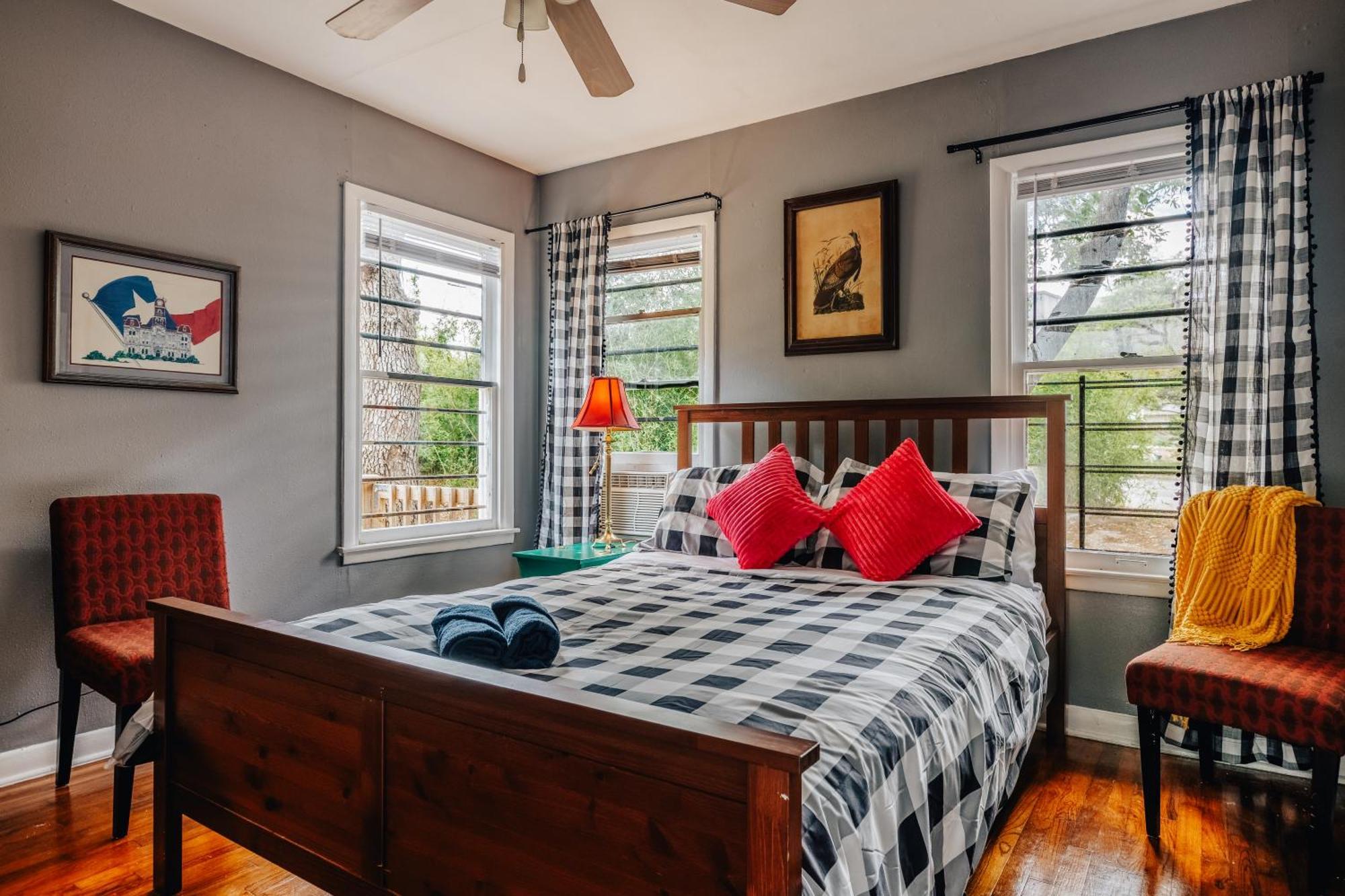 Ut Moody Twin Treehouse Austin