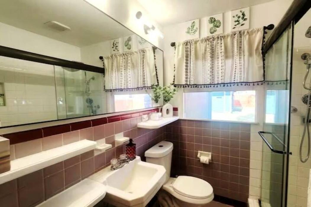 A Rare Find - Bright, Warm, Charming Holiday home Austin