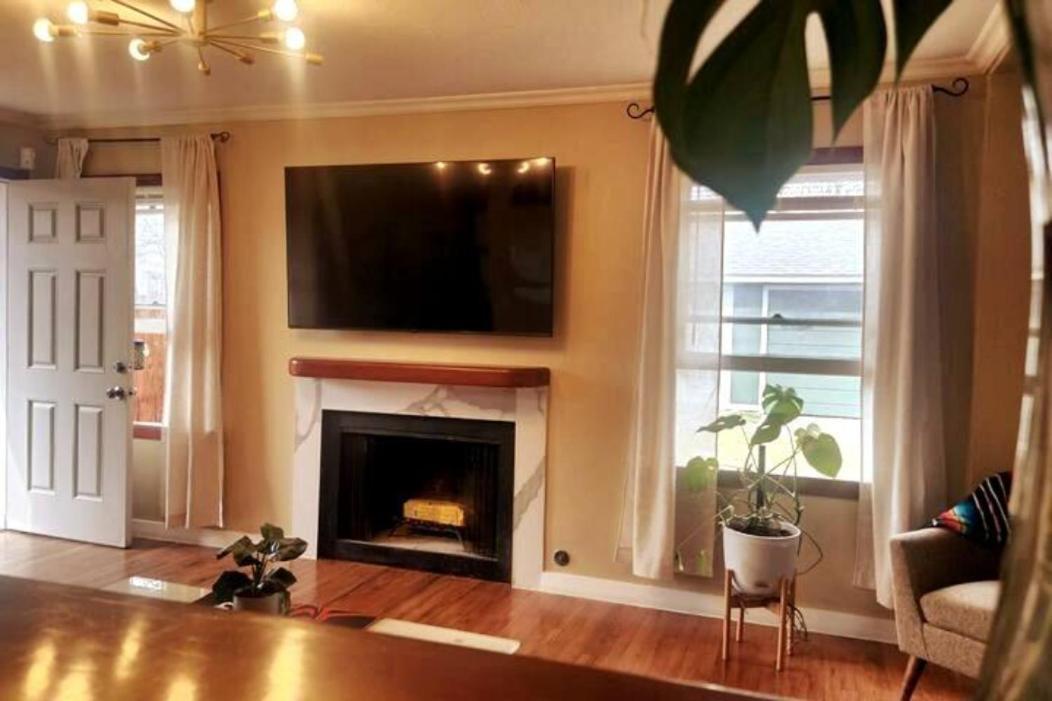 A Rare Find - Bright, Warm, Charming Holiday home Austin