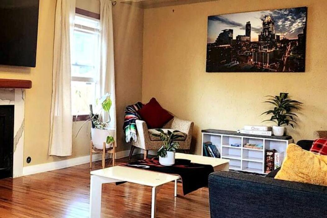 A Rare Find - Bright, Warm, Charming Holiday home Austin