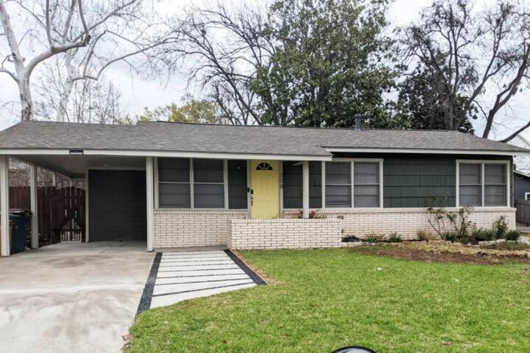 Holiday home A Rare Find - Bright, Warm, Charming Austin