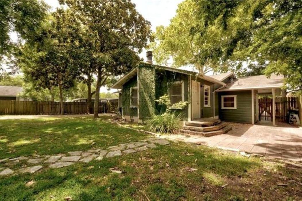 A Rare Find - Bright, Warm, Charming Holiday home *