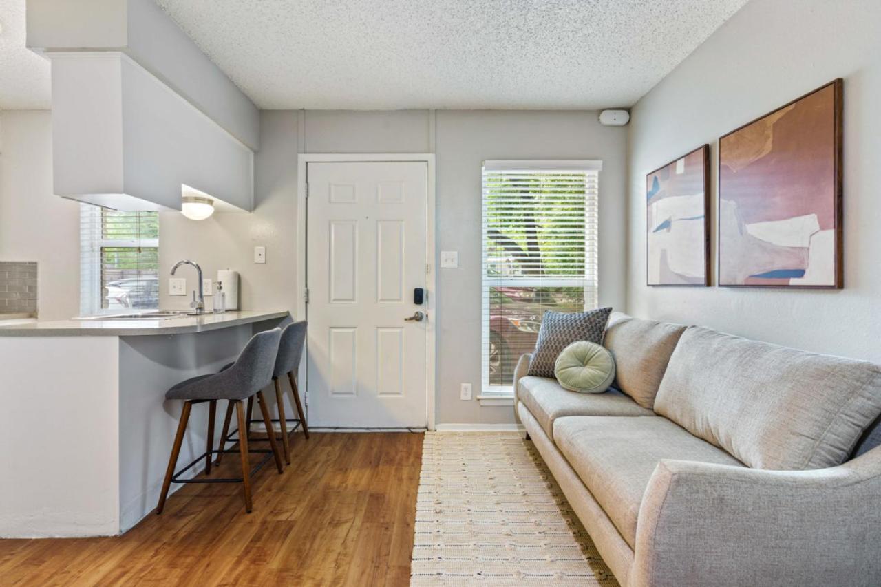 Pets Allowed And Free Prkg Apartment Austin