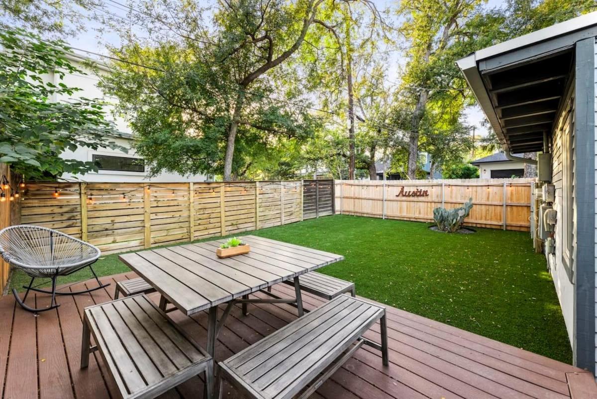 Holiday home Mid-century In Zilker With A Backyard Austin
