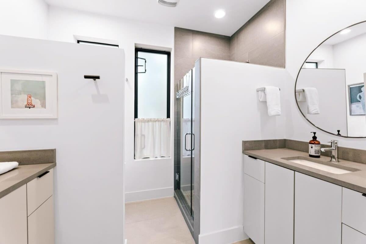 Holiday home Luxe Minutes From Ut & Downtown *