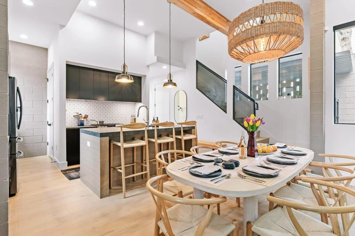 Holiday home Luxe Minutes From Ut & Downtown *