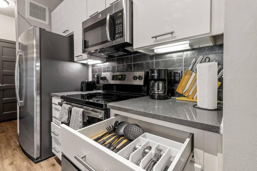 Apartment Urban Oasis, Pool Gym Dog Park Free Wifi