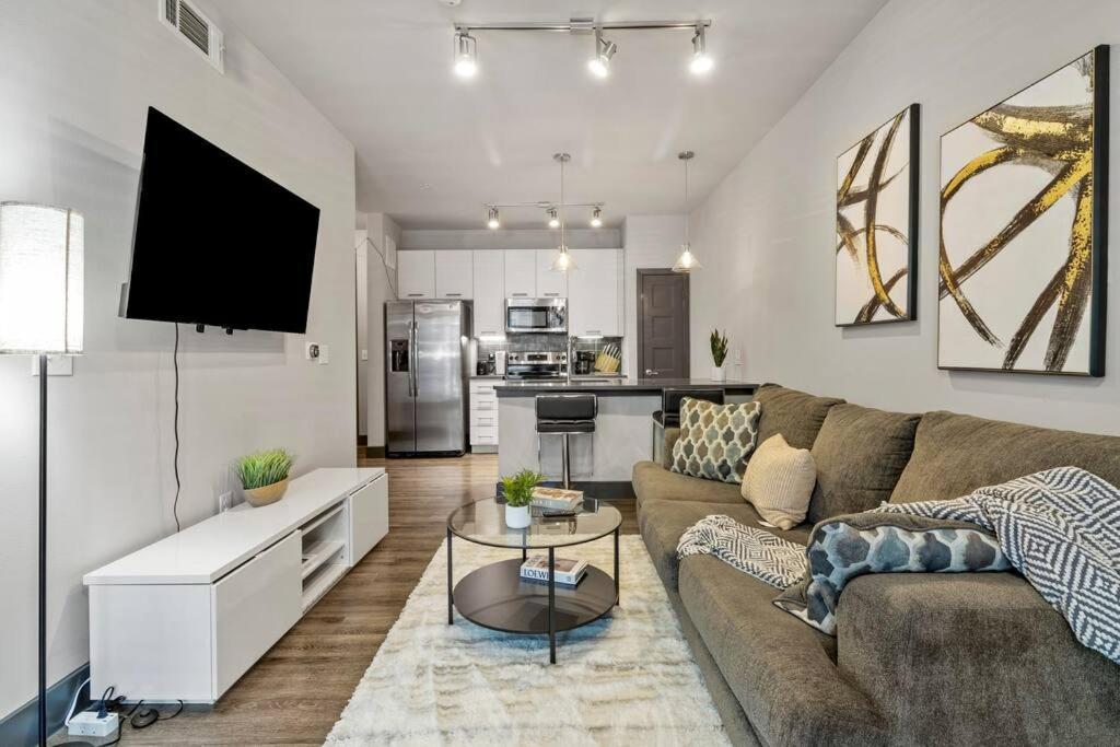 Apartment Urban Oasis, Pool Gym Dog Park Free Wifi