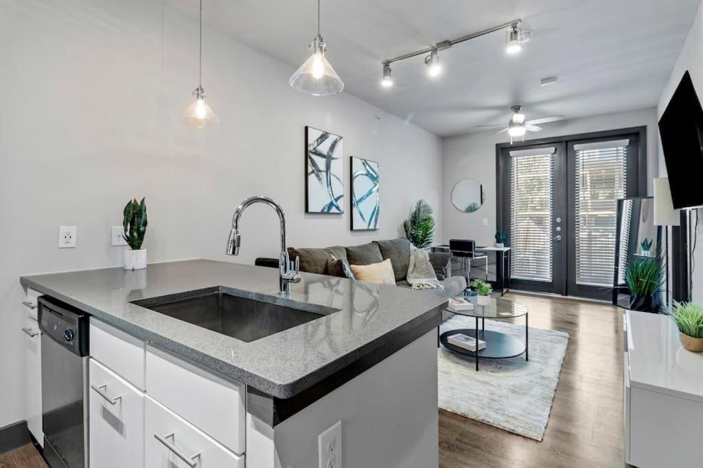 Apartment Urban Oasis, Pool Gym Dog Park Free Wifi *