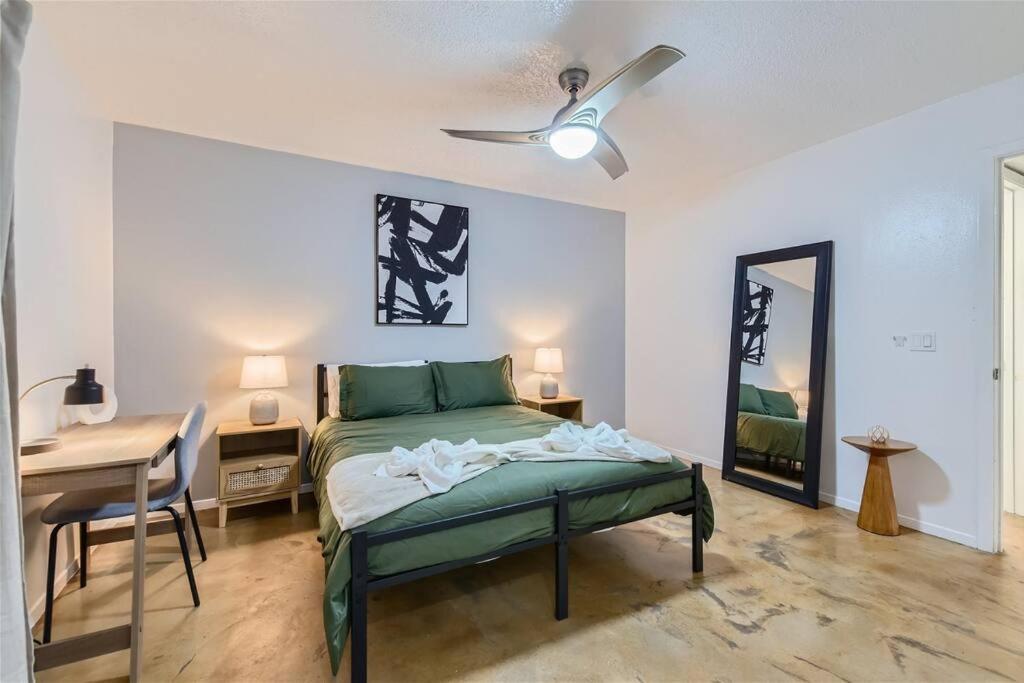 2b Getaway - Sleeps 6 - Pool, Pkg - Walk Dtwn Apartment *