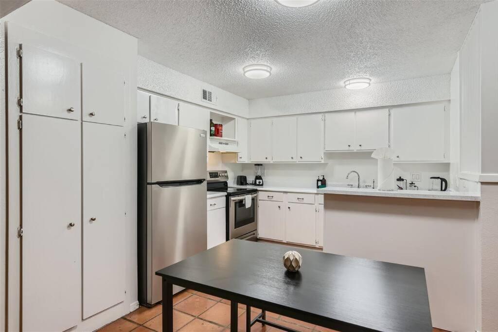 2b Getaway - Sleeps 6 - Pool, Pkg - Walk Dtwn Apartment Austin