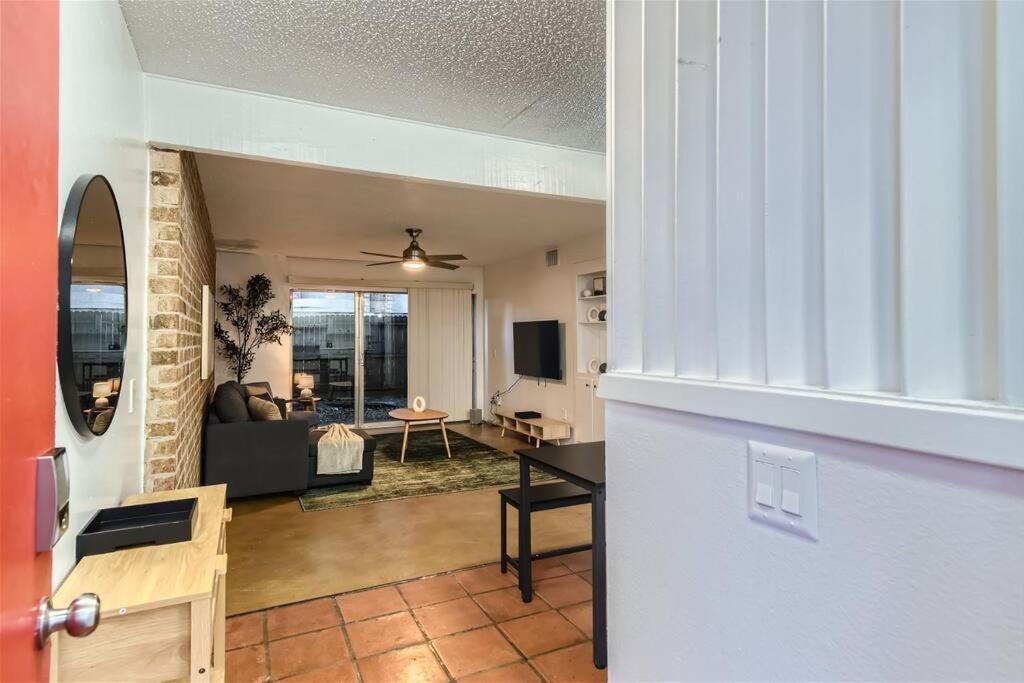 2b Getaway - Sleeps 6 - Pool, Pkg - Walk Dtwn *
