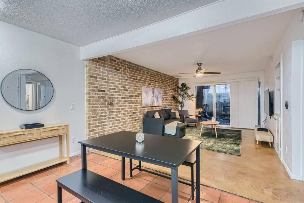 Apartment 2b Getaway - Sleeps 6 - Pool, Pkg - Walk Dtwn Austin
