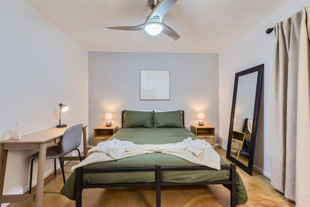 2b Getaway - Sleeps 6 - Pool, Pkg - Walk Dtwn Apartment *