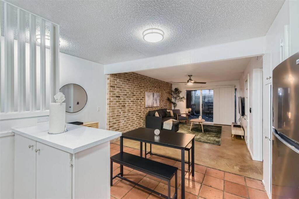 Apartment 2b Getaway - Sleeps 6 - Pool, Pkg - Walk Dtwn *
