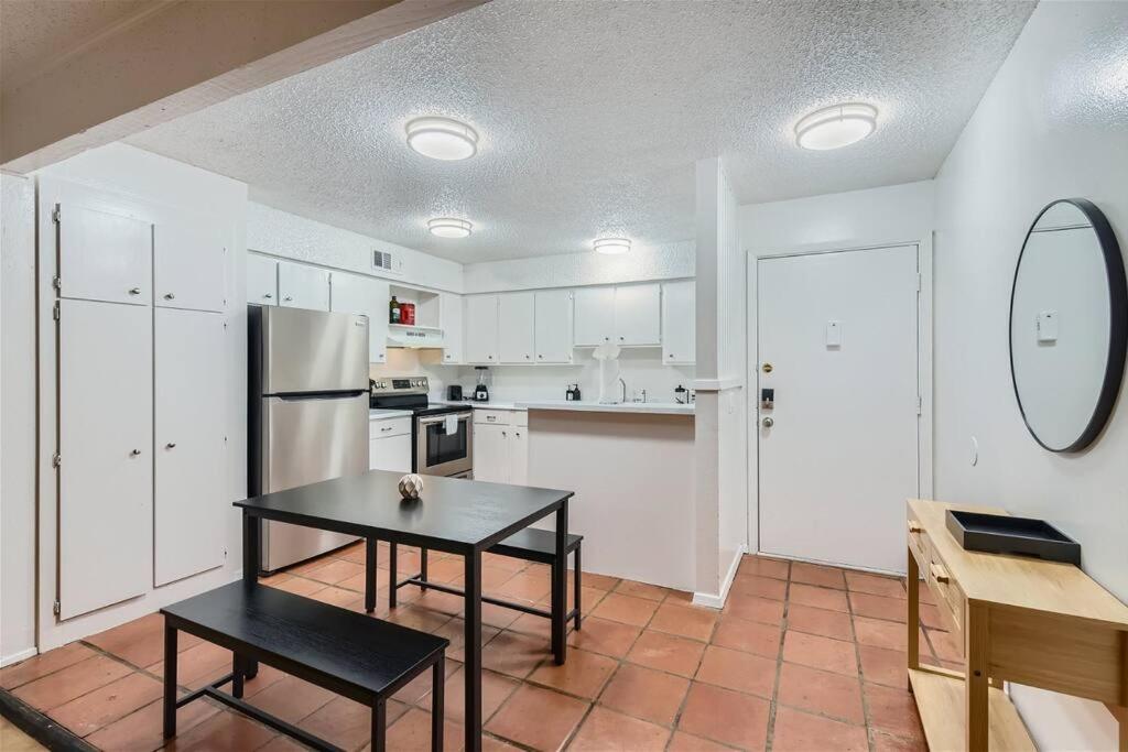 Apartment 2b Getaway - Sleeps 6 - Pool, Pkg - Walk Dtwn Austin