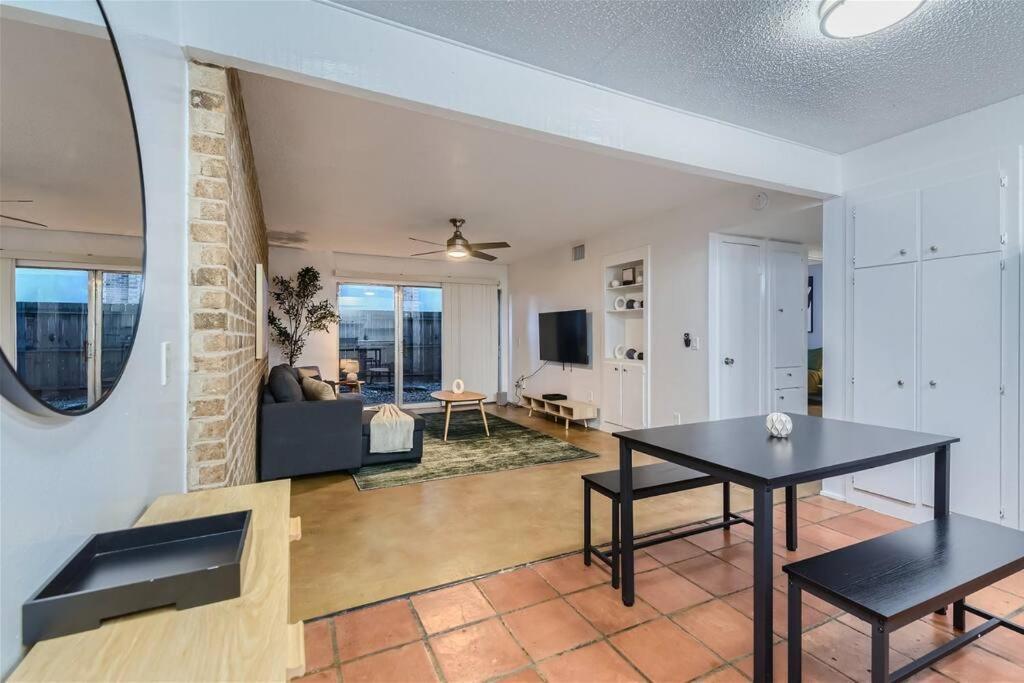 2b Getaway - Sleeps 6 - Pool, Pkg - Walk Dtwn *