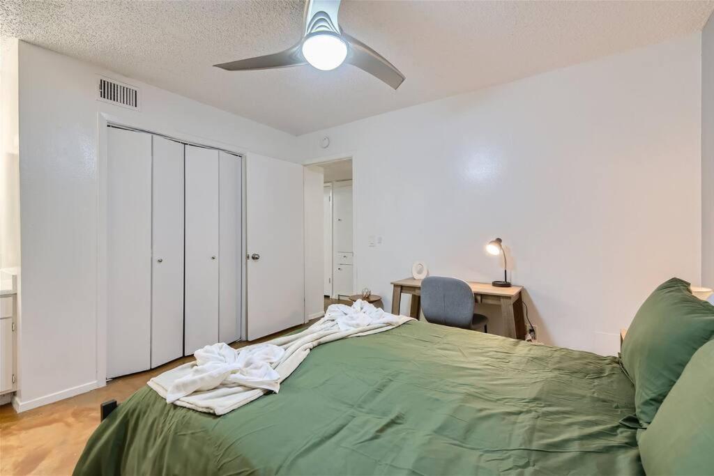 2b Getaway - Sleeps 6 - Pool, Pkg - Walk Dtwn Apartment