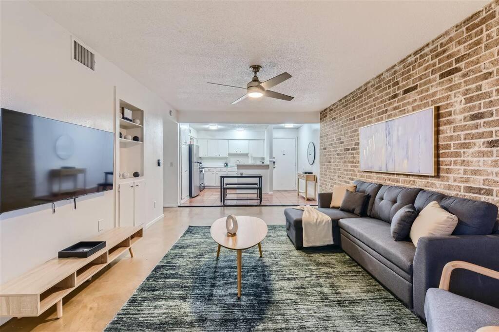 2b Getaway - Sleeps 6 - Pool, Pkg - Walk Dtwn Apartment Austin