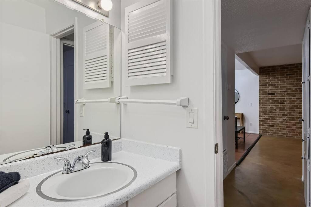 Apartment 2b Getaway - Sleeps 6 - Pool, Pkg - Walk Dtwn *