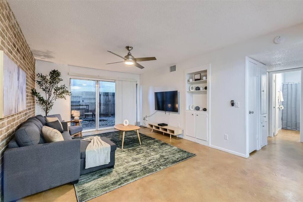 2b Getaway - Sleeps 6 - Pool, Pkg - Walk Dtwn *