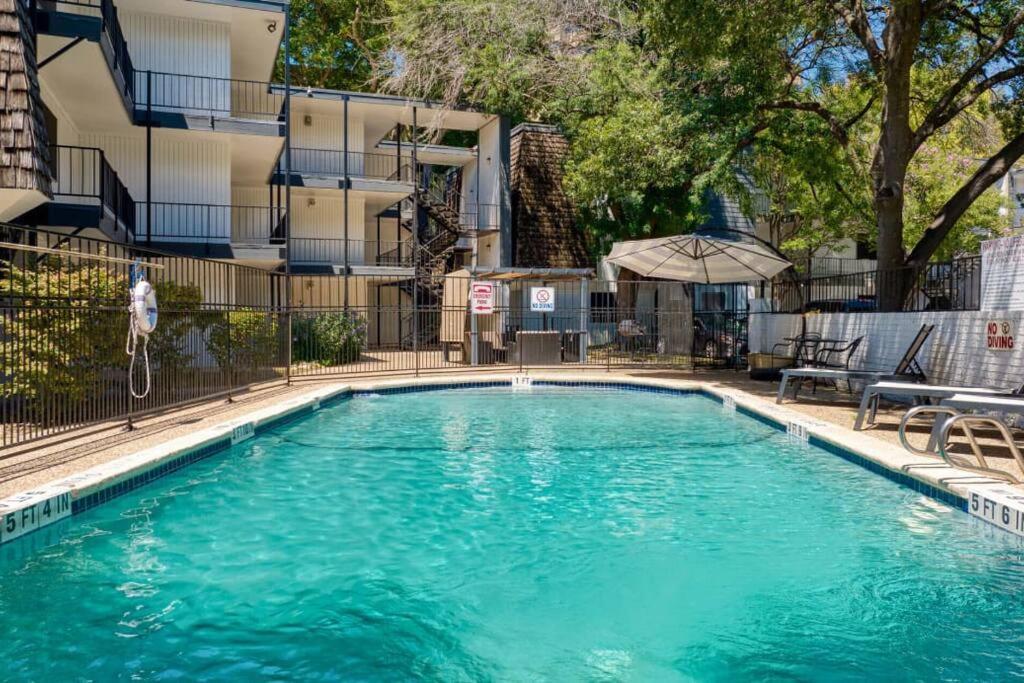 2b Getaway - Sleeps 6 - Pool, Pkg - Walk Dtwn Austin