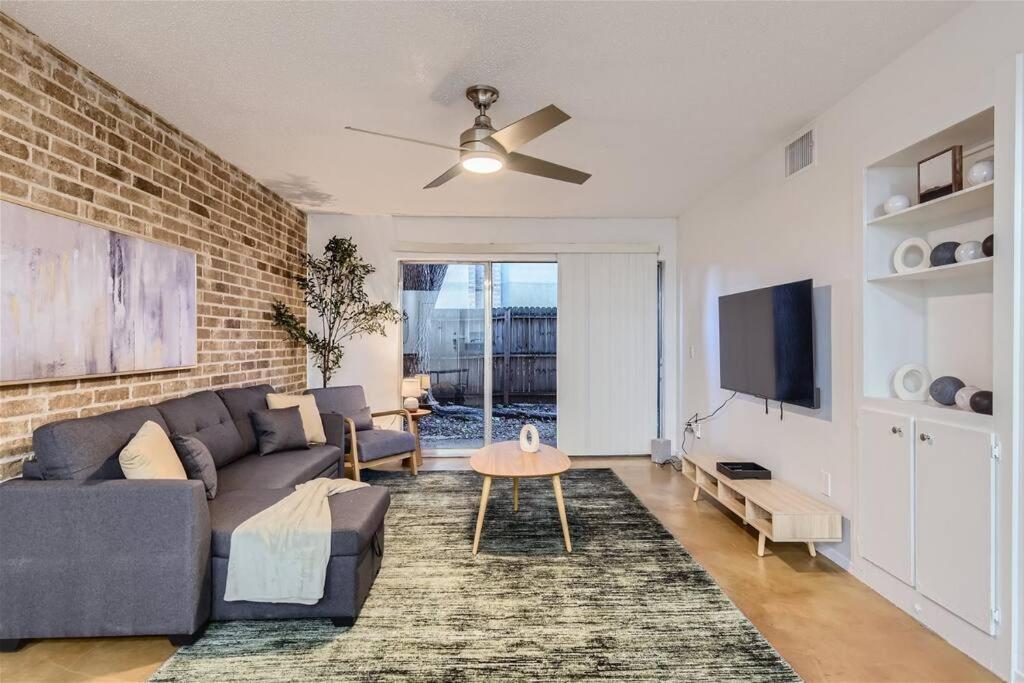 Apartment 2b Getaway - Sleeps 6 - Pool, Pkg - Walk Dtwn Austin