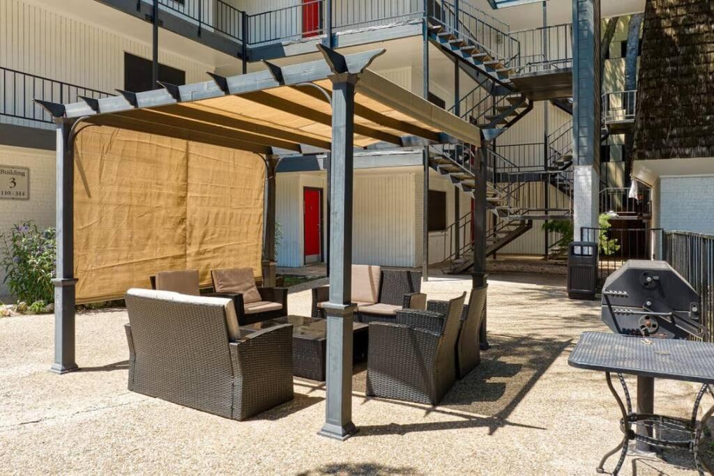 2b Getaway - Sleeps 6 - Pool, Pkg - Walk Dtwn Apartment