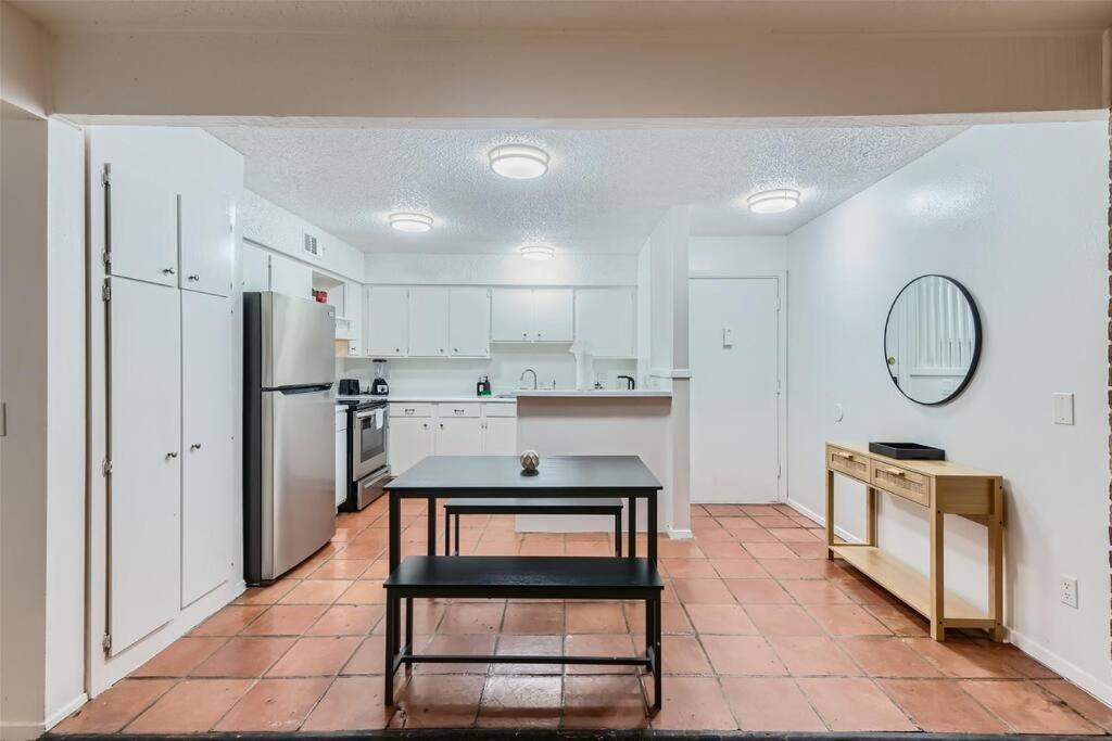 Apartment Your 2b Getaway - Sleeps 6 - Pool, Pkg - Walk Dtwn Austin