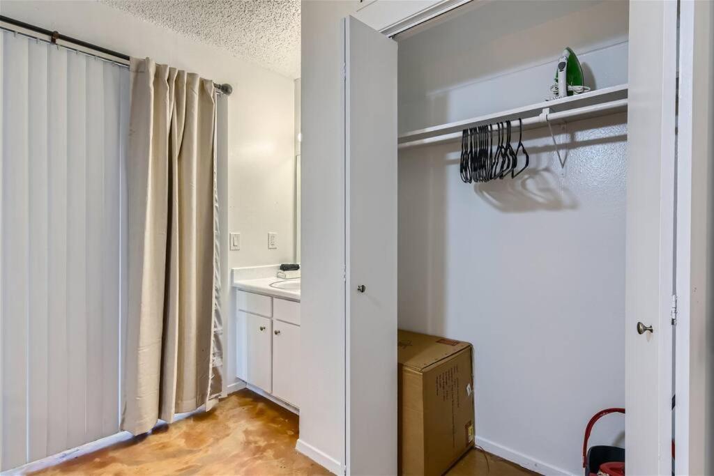 Your 2b Getaway - Sleeps 6 - Pool, Pkg - Walk Dtwn Apartment