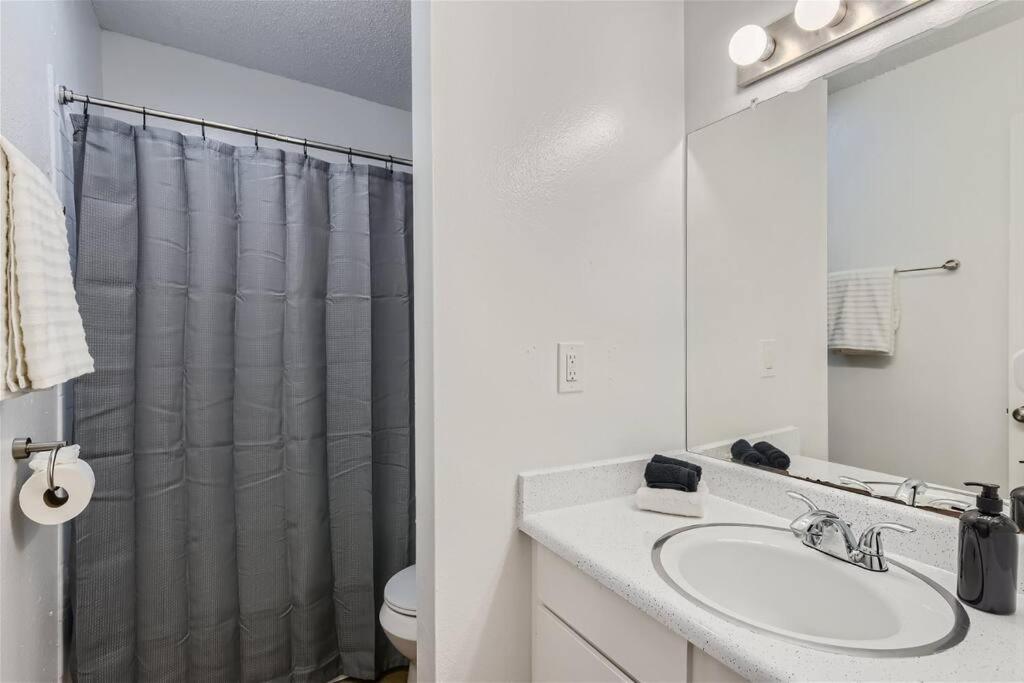 Apartment Your 2b Getaway - Sleeps 6 - Pool, Pkg - Walk Dtwn