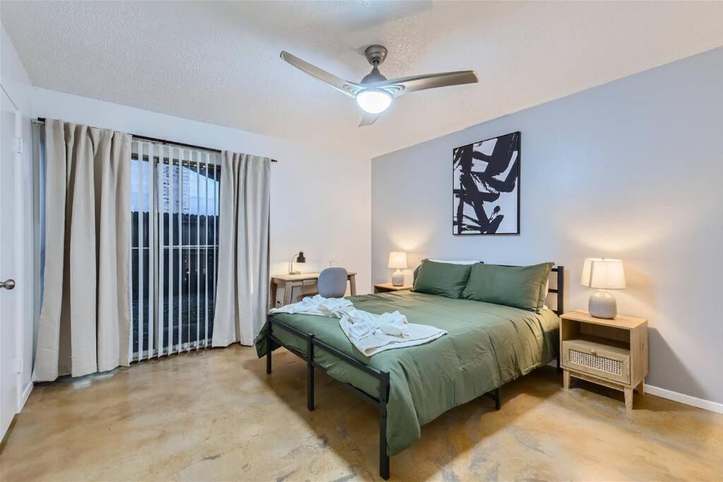 Your 2b Getaway - Sleeps 6 - Pool, Pkg - Walk Dtwn